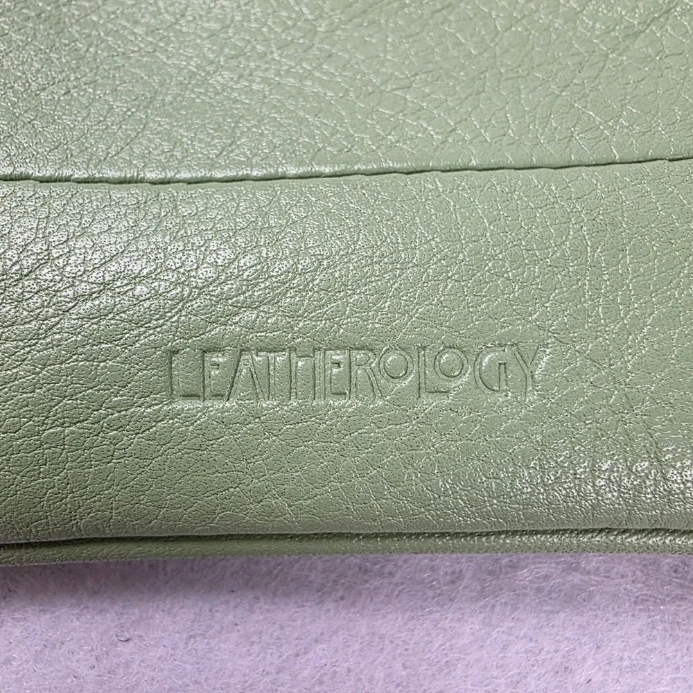 Leatherology Green Leather Wristlet Pouch with Detachable Strap and Key Ring